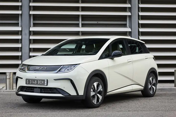 BYD Dolphin 2025 front view – compact electric hatchback with aerodynamic design
