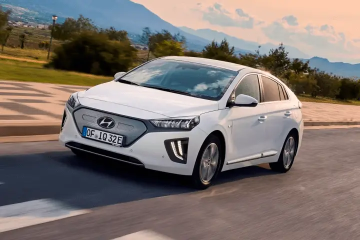 Hyundai IONIQ Electric front view – aerodynamic electric sedan with closed grille design
