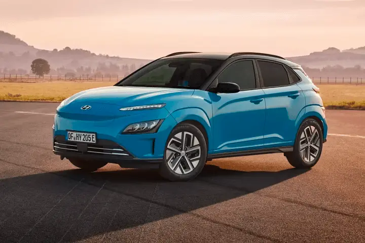 Hyundai KONA Electric 2018–2023 front view with closed grille, split headlights, FWD motor up to 150 kW (204 hp).