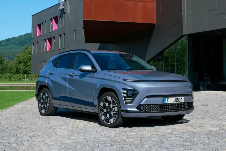 Hyundai KONA Electric 2024 front view with Seamless Horizon Lamp LED DRL and front charging port.
