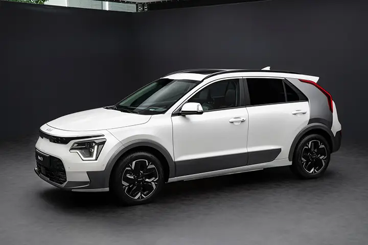 Front view of the redesigned KIA Niro EV (2023–Present), featuring the signature "Tiger Face" grille, striking "Heartbeat" LED DRLs, and the forward-positioned charging port, optimized for aerodynamic efficiency (Cd 0.29).