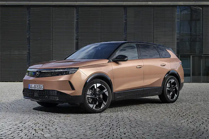 Opel Grandland Electric Long Range front view