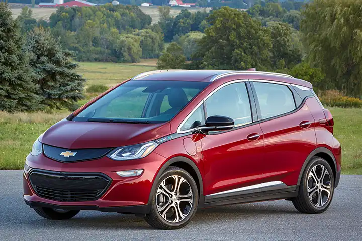 Front view of the Chevrolet Bolt EV 60 kWh (2017–2021), highlighting its aerodynamic hatchback design, compact electric layout, and FWD motor delivering 150 kW (200 hp).