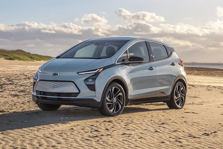 Chevrolet Bolt EV 66 kWh (2022–2023) featured image, a facelifted long-range electric hatchback with modern interior tech, 150 kW FWD motor, and practical EV mobility.