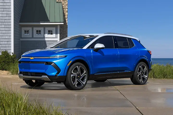 Chevrolet Equinox EV featured image, family electric SUV with 17.7-inch infotainment, 150 kW DC fast charging, FWD 210 hp or AWD 288 hp.