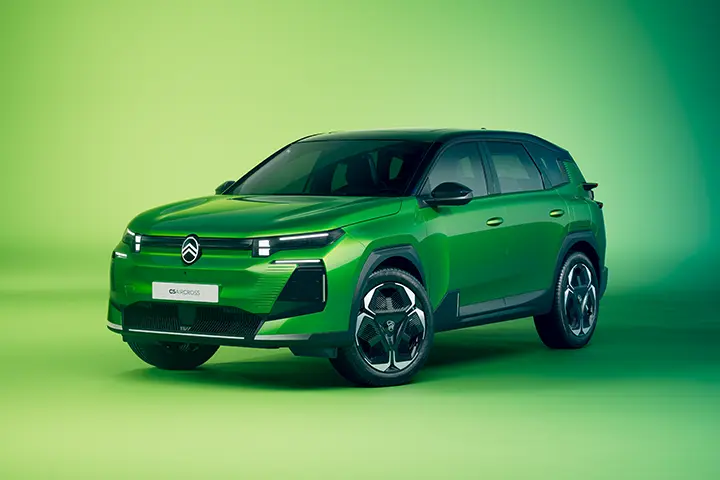 Front view of the 2025 Citroën e‑C5 Aircross electric SUV with bold fascia, LED signature lights, 73 kWh battery, and up to 520 km WLTP range.