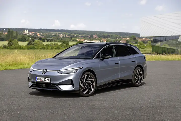 2024 Volkswagen ID.7 Tourer front view with IQ.LIGHT LED headlights and 700 km WLTP range.